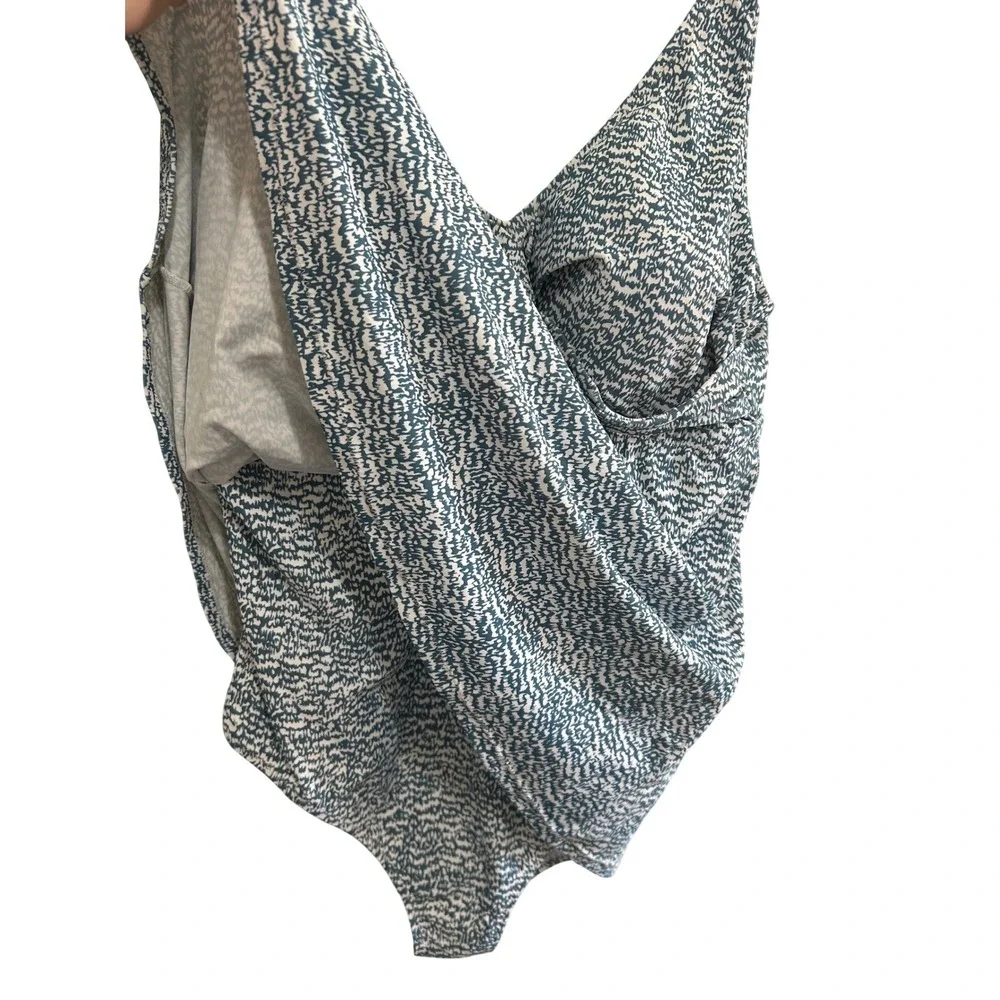 Raisins Curve Womens 20W Blue White‎ Abstract Print V-Neck Swim Dress One Pece
